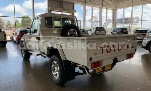 Buy Used Toyota Land Cruiser Silver Car in Beitbridge in Matabeleland South Buy Used Toyota Land Cruiser Silver Car in Beitbridge in Matabeleland South