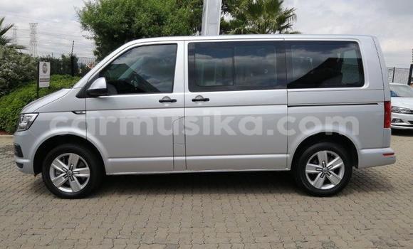 Nunua Ilio tumika Volkswagen Caravelle Fedha Gari ndani ya Beitbridge nchini Matabeleland Kusini