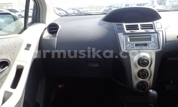 Acheter Occasion Voiture Toyota Vitz Gris à Beitbridge, Matabeleland South Acheter Occasion Voiture Toyota Vitz Gris à Beitbridge, Matabeleland South