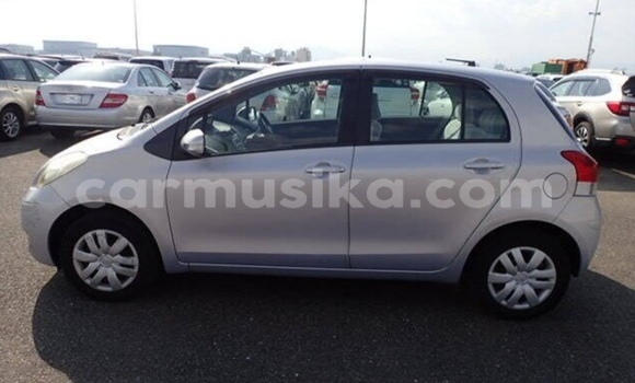 Acheter Occasion Voiture Toyota Vitz Gris à Beitbridge, Matabeleland South Acheter Occasion Voiture Toyota Vitz Gris à Beitbridge, Matabeleland South