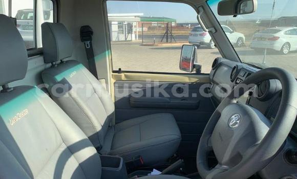 Acheter Occasion Voiture Toyota Land Cruiser Marron à Beitbridge, Matabeleland South Acheter Occasion Voiture Toyota Land Cruiser Marron à Beitbridge, Matabeleland South
