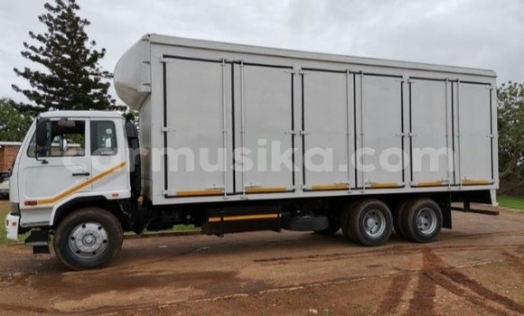 Acheter Occasion Utilitaire Nissan UD Blanc à Beitbridge, Matabeleland South Acheter Occasion Utilitaire Nissan UD Blanc à Beitbridge, Matabeleland South