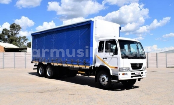 Acheter Occasion Utilitaire Nissan UD Blanc à Beitbridge, Matabeleland South