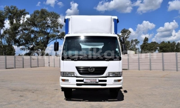 Nunua Ilio tumika Nissan UD Nyeupe Lori ndani ya Beitbridge nchini Matabeleland Kusini Nunua Ilio tumika Nissan UD Nyeupe Lori ndani ya Beitbridge nchini Matabeleland Kusini