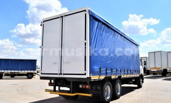 Nunua Ilio tumika Nissan UD Nyeupe Lori ndani ya Beitbridge nchini Matabeleland Kusini Nunua Ilio tumika Nissan UD Nyeupe Lori ndani ya Beitbridge nchini Matabeleland Kusini