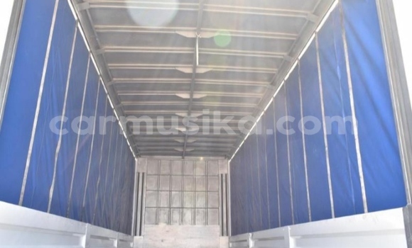 Nunua Ilio tumika Nissan UD Nyeupe Lori ndani ya Beitbridge nchini Matabeleland Kusini Nunua Ilio tumika Nissan UD Nyeupe Lori ndani ya Beitbridge nchini Matabeleland Kusini