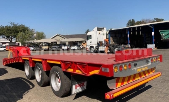 Nunua Ilio tumika Hino 300 Nyekundu Lori ndani ya Beitbridge nchini Matabeleland Kusini