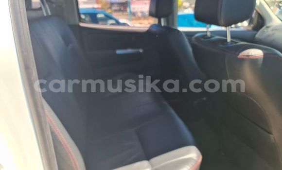 Nunua Ilio tumika Toyota Hilux Nyeupe Gari ndani ya Borrowdale nchini Harare Nunua Ilio tumika Toyota Hilux Nyeupe Gari ndani ya Borrowdale nchini Harare