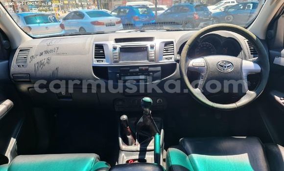 Nunua Ilio tumika Toyota Hilux Nyeupe Gari ndani ya Borrowdale nchini Harare Nunua Ilio tumika Toyota Hilux Nyeupe Gari ndani ya Borrowdale nchini Harare