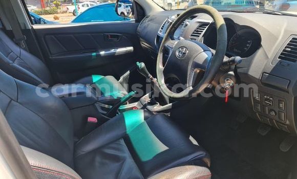 Nunua Ilio tumika Toyota Hilux Nyeupe Gari ndani ya Borrowdale nchini Harare Nunua Ilio tumika Toyota Hilux Nyeupe Gari ndani ya Borrowdale nchini Harare