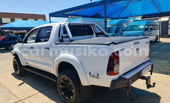 Nunua Ilio tumika Toyota Hilux Nyeupe Gari ndani ya Borrowdale nchini Harare Nunua Ilio tumika Toyota Hilux Nyeupe Gari ndani ya Borrowdale nchini Harare