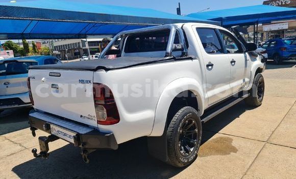 Nunua Ilio tumika Toyota Hilux Nyeupe Gari ndani ya Borrowdale nchini Harare Nunua Ilio tumika Toyota Hilux Nyeupe Gari ndani ya Borrowdale nchini Harare