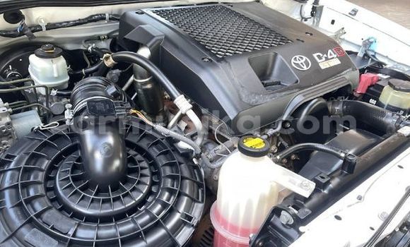 Nunua Ilio tumika Toyota Hilux Nyeupe Gari ndani ya Belvedere nchini Harare Nunua Ilio tumika Toyota Hilux Nyeupe Gari ndani ya Belvedere nchini Harare