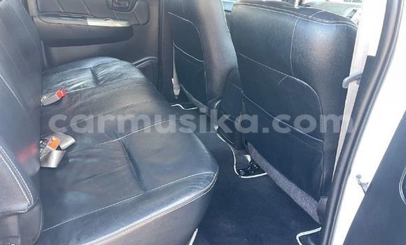 Nunua Ilio tumika Toyota Hilux Nyeupe Gari ndani ya Belvedere nchini Harare Nunua Ilio tumika Toyota Hilux Nyeupe Gari ndani ya Belvedere nchini Harare