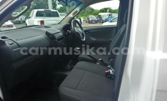 Nunua Ilio tumika Isuzu D–MAX Nyeupe Gari ndani ya Beitbridge nchini Matabeleland Kusini Nunua Ilio tumika Isuzu D–MAX Nyeupe Gari ndani ya Beitbridge nchini Matabeleland Kusini