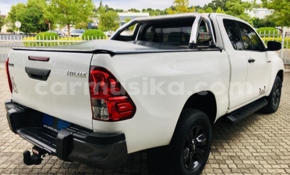 Tenga Tsaru Toyota Hilux Chena Mota in Beitbridge in Matabeleland South Tenga Tsaru Toyota Hilux Chena Mota in Beitbridge in Matabeleland South
