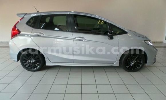 Nunua Ilio tumika Honda Jazz Fedha Gari ndani ya Bulawayo nchini Bulawayo Nunua Ilio tumika Honda Jazz Fedha Gari ndani ya Bulawayo nchini Bulawayo