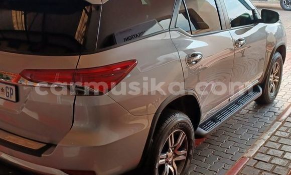 Nunua Ilio tumika Toyota Fortuner Fedha Gari ndani ya Beitbridge nchini Matabeleland Kusini Nunua Ilio tumika Toyota Fortuner Fedha Gari ndani ya Beitbridge nchini Matabeleland Kusini