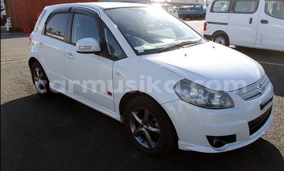 Nunua Ilio tumika Suzuki SX4 Nyeupe Gari ndani ya Beitbridge nchini Matabeleland Kusini
