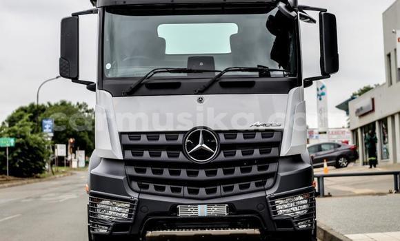 Nunua Ilio tumika Mercedes‒Benz Arocs Nyeupe Lori ndani ya Mlima Pleasant nchini Harare Nunua Ilio tumika Mercedes‒Benz Arocs Nyeupe Lori ndani ya Mlima Pleasant nchini Harare