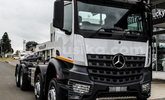 Nunua Ilio tumika Mercedes‒Benz Arocs Nyeupe Lori ndani ya Mlima Pleasant nchini Harare Nunua Ilio tumika Mercedes‒Benz Arocs Nyeupe Lori ndani ya Mlima Pleasant nchini Harare