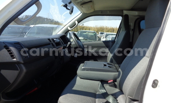 Buy Used Toyota Hiace White Car in Beitbridge in Matabeleland South Buy Used Toyota Hiace White Car in Beitbridge in Matabeleland South