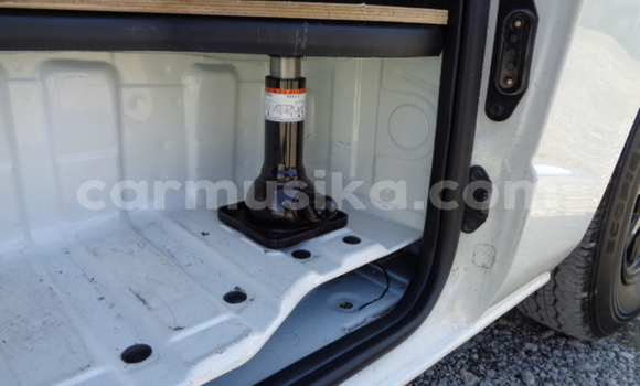 Buy Used Toyota Hiace White Car in Beitbridge in Matabeleland South Buy Used Toyota Hiace White Car in Beitbridge in Matabeleland South