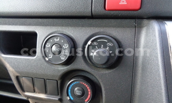 Buy Used Toyota Hiace White Car in Beitbridge in Matabeleland South Buy Used Toyota Hiace White Car in Beitbridge in Matabeleland South