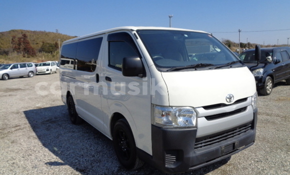 Buy Used Toyota Hiace White Car in Beitbridge in Matabeleland South Buy Used Toyota Hiace White Car in Beitbridge in Matabeleland South