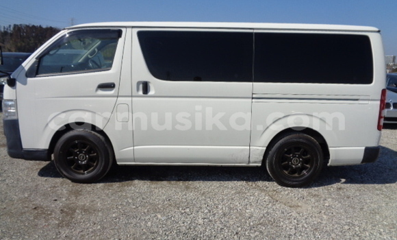 Buy Used Toyota Hiace White Car in Beitbridge in Matabeleland South Buy Used Toyota Hiace White Car in Beitbridge in Matabeleland South
