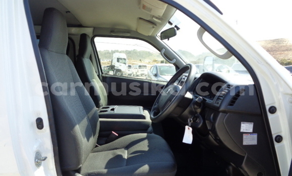 Buy Used Toyota Hiace White Car in Beitbridge in Matabeleland South Buy Used Toyota Hiace White Car in Beitbridge in Matabeleland South