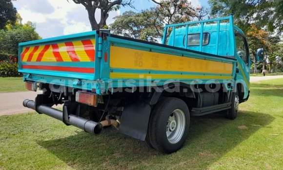 Acheter Occasion Utilitaire Hino 300 Bleu à Beitbridge, Matabeleland South Acheter Occasion Utilitaire Hino 300 Bleu à Beitbridge, Matabeleland South