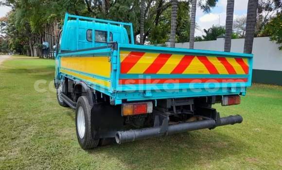 Acheter Occasion Utilitaire Hino 300 Bleu à Beitbridge, Matabeleland South Acheter Occasion Utilitaire Hino 300 Bleu à Beitbridge, Matabeleland South