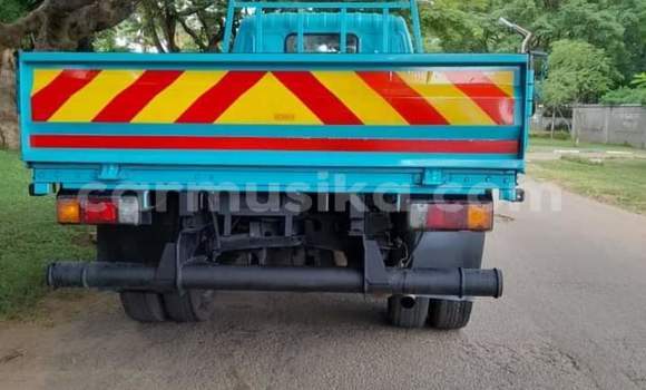 Acheter Occasion Utilitaire Hino 300 Bleu à Beitbridge, Matabeleland South Acheter Occasion Utilitaire Hino 300 Bleu à Beitbridge, Matabeleland South