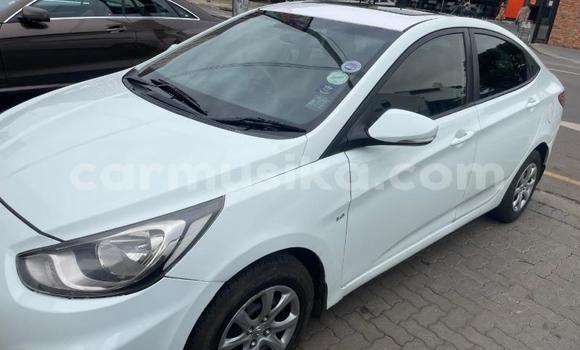 Buy Used Hyundai Accent White Car in Beitbridge in Matabeleland South Buy Used Hyundai Accent White Car in Beitbridge in Matabeleland South