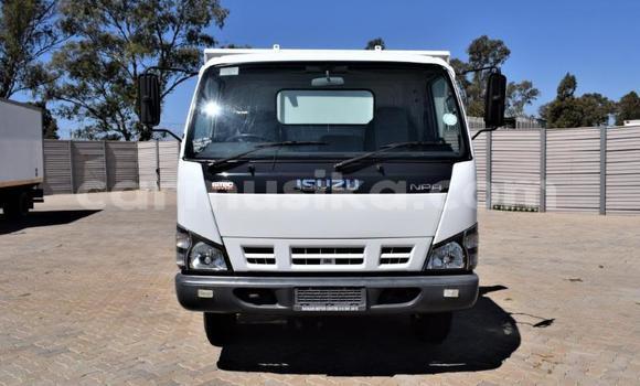 Nunua Ilio tumika Isuzu 117 Nyeupe Gari ndani ya Beitbridge nchini Matabeleland Kusini