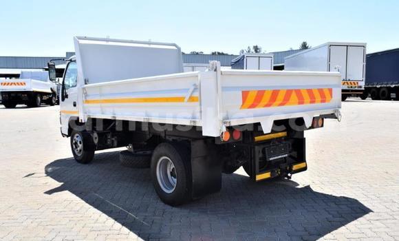 Acheter Occasion Voiture Isuzu 117 Blanc à Beitbridge, Matabeleland South Acheter Occasion Voiture Isuzu 117 Blanc à Beitbridge, Matabeleland South