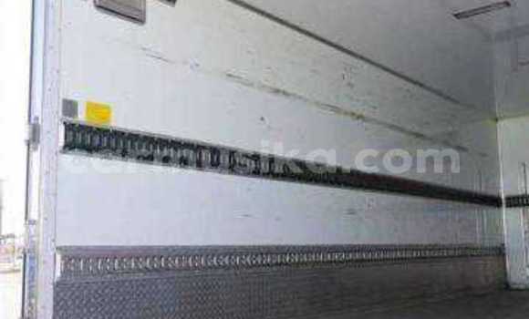 Tenga Tsaru Mitsubishi Fuso Chena Rori in Beitbridge in Matabeleland South Tenga Tsaru Mitsubishi Fuso Chena Rori in Beitbridge in Matabeleland South