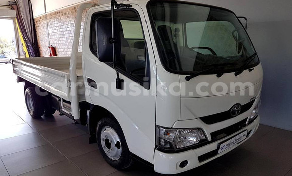 Nunua Ilio tumika Toyota Dyna Nyeupe Lori ndani ya Beitbridge nchini Matabeleland Kusini