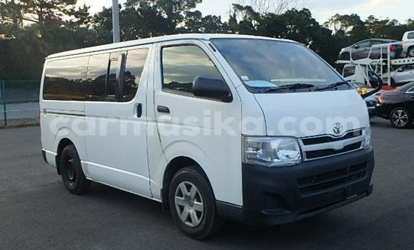 Buy Used Toyota Hiace Silver Car in Beitbridge in Matabeleland South Buy Used Toyota Hiace Silver Car in Beitbridge in Matabeleland South