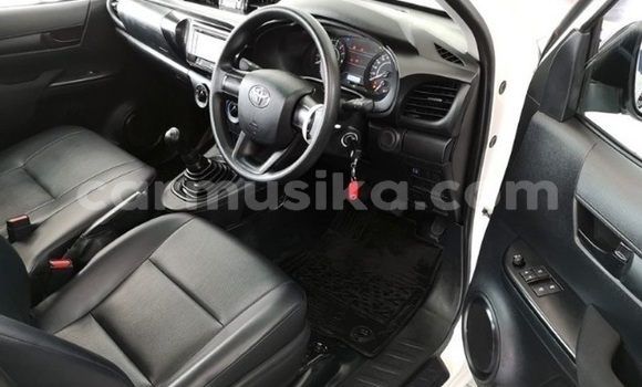 Buy Used Toyota Hilux White Car in Bulawayo in Bulawayo Buy Used Toyota Hilux White Car in Bulawayo in Bulawayo