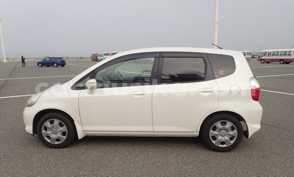 Acheter Occasion Voiture Honda Fit Blanc à Beitbridge, Matabeleland South Acheter Occasion Voiture Honda Fit Blanc à Beitbridge, Matabeleland South