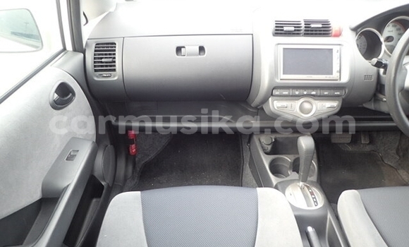 Acheter Occasion Voiture Honda Fit Blanc à Beitbridge, Matabeleland South Acheter Occasion Voiture Honda Fit Blanc à Beitbridge, Matabeleland South