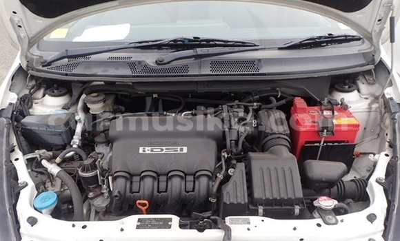 Acheter Occasion Voiture Honda Fit Blanc à Beitbridge, Matabeleland South Acheter Occasion Voiture Honda Fit Blanc à Beitbridge, Matabeleland South