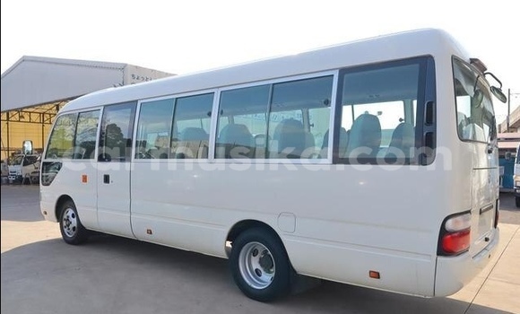 Acheter Occasion Voiture Toyota Coaster Blanc à Beitbridge, Matabeleland South Acheter Occasion Voiture Toyota Coaster Blanc à Beitbridge, Matabeleland South