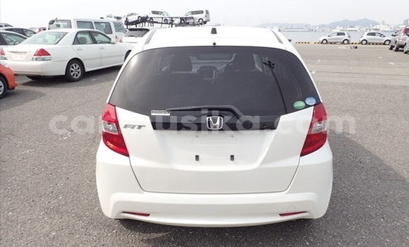 Nunua Ilio tumika Honda Fit Nyeupe Gari ndani ya Beitbridge nchini Matabeleland Kusini Nunua Ilio tumika Honda Fit Nyeupe Gari ndani ya Beitbridge nchini Matabeleland Kusini