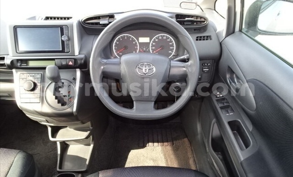 Nunua Ilio tumika Toyota Wish Fedha Gari ndani ya Belvedere nchini Harare Nunua Ilio tumika Toyota Wish Fedha Gari ndani ya Belvedere nchini Harare