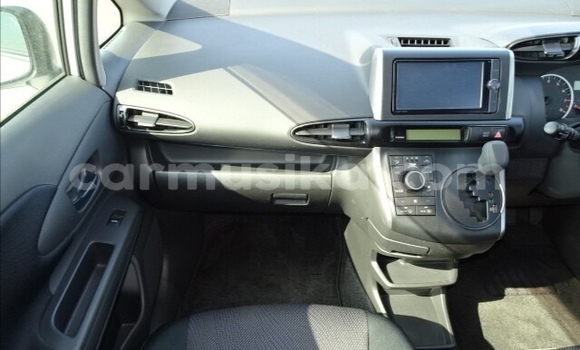 Nunua Ilio tumika Toyota Wish Fedha Gari ndani ya Belvedere nchini Harare Nunua Ilio tumika Toyota Wish Fedha Gari ndani ya Belvedere nchini Harare