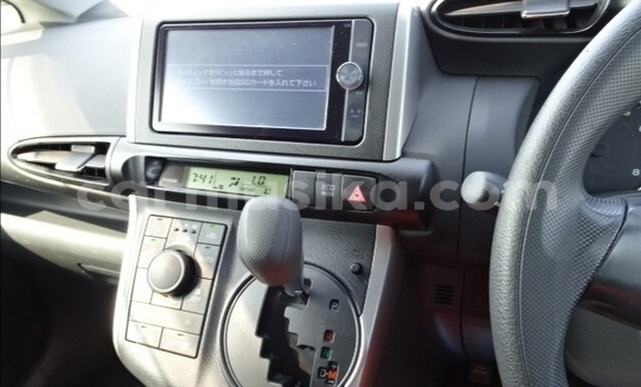 Nunua Ilio tumika Toyota Wish Fedha Gari ndani ya Belvedere nchini Harare Nunua Ilio tumika Toyota Wish Fedha Gari ndani ya Belvedere nchini Harare