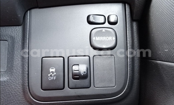 Nunua Ilio tumika Toyota Wish Fedha Gari ndani ya Belvedere nchini Harare Nunua Ilio tumika Toyota Wish Fedha Gari ndani ya Belvedere nchini Harare